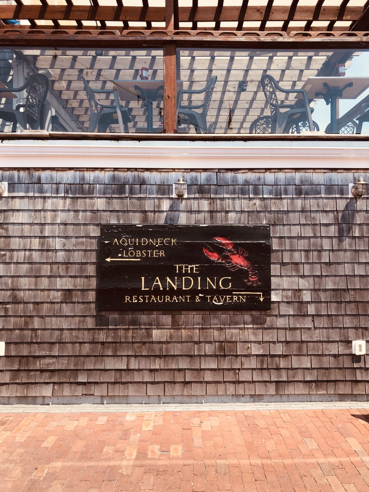 a restaurant sign that says the landing restaurant